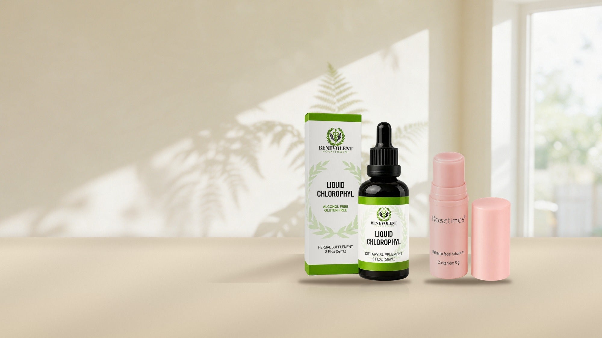 Clorofila líquida Benevolent y Bálsamo facial Rosetimes sobre una mesa